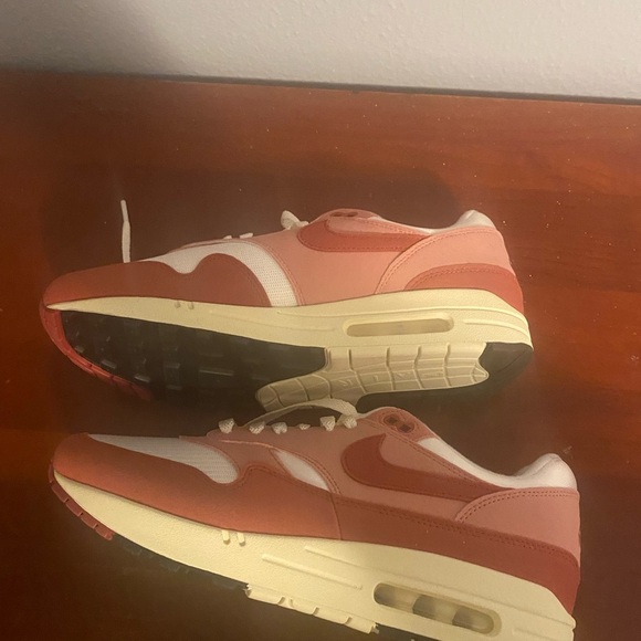 Nike Women's Athletic Shoes - Red and White Air Max 1 lady size 11 or men 9.5 - Picture 9 of 9